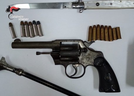 LAMEZIA TERME (CATANZARO), Revolver e munizioni in casa, un arresto