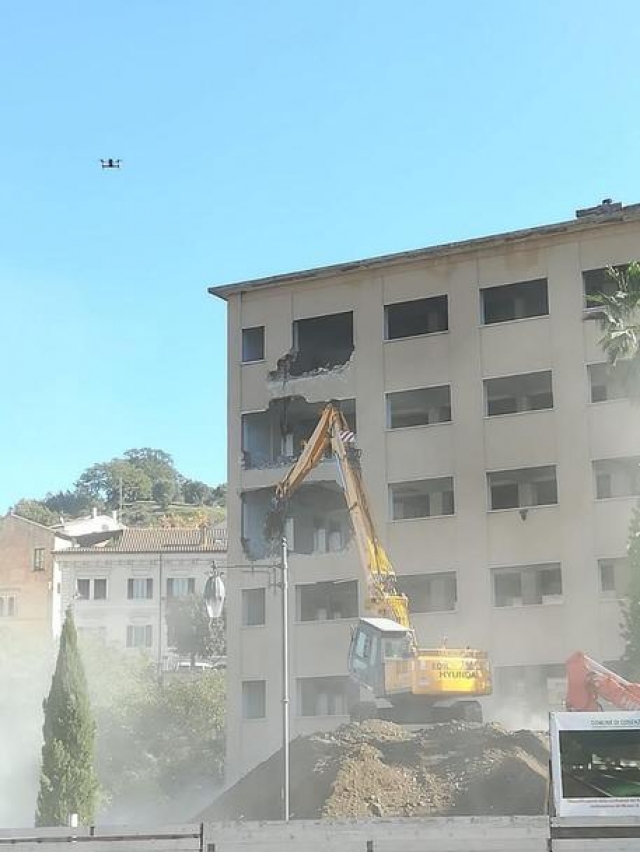 COSENZA, avviata demolizione ex Hotel Jolly