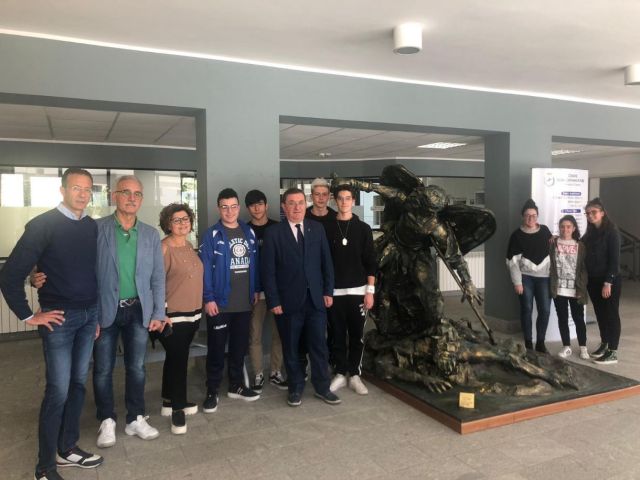 SAN GIOVANNI IN FIORE, il Liceo Artistico dona statua San Michelle a comunità florense