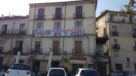 COSENZA,  cartelli contro visita Salvini