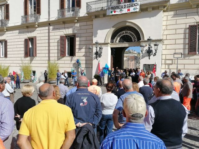 COSENZA,  il presidente della Provincia Franco Iacucci incontra dipendenti e sindacati in Piazza XV Marzo