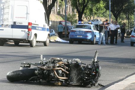CROTONE, ventiduenne morto in incidente stradale CROTONE, ventiduenne morto in incidente stradale