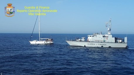 ISOLA CAPO RIZZUTO (CROTONE), Barca con 53 migranti a largo