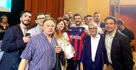 'Lega' su maglia Crotone, club protesta