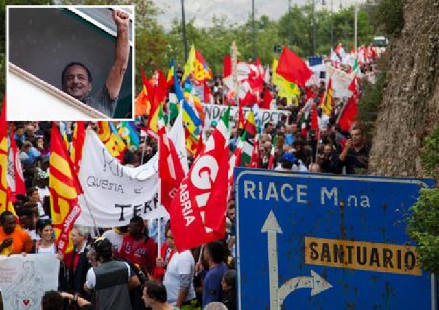 RIACE (REGGIO CALABRIA), migliaia in marcia per solidarieta' al sindaco Lucano