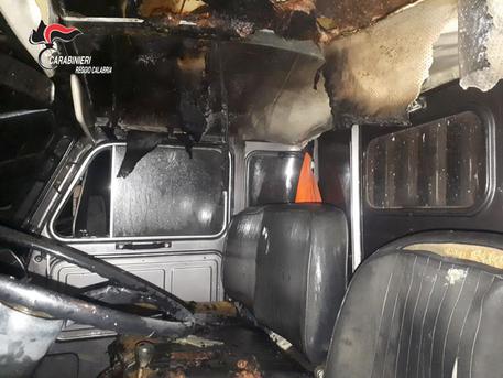 LOCRI (REGGIO CALABRIA), appicca fuoco ad autocarro, denunciato