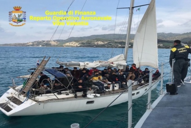REGGIO CALABRIA, Veliero con a bordo 61 migranti