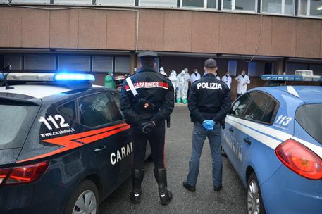 REGGIO CALABRIA, omaggio forze ordine a sanitari ospedale