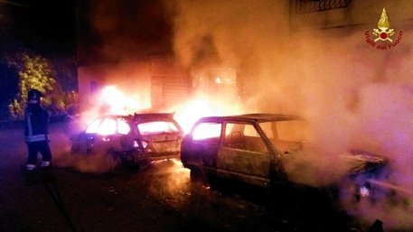 VIBO VALENTIA, incendiate nove auto