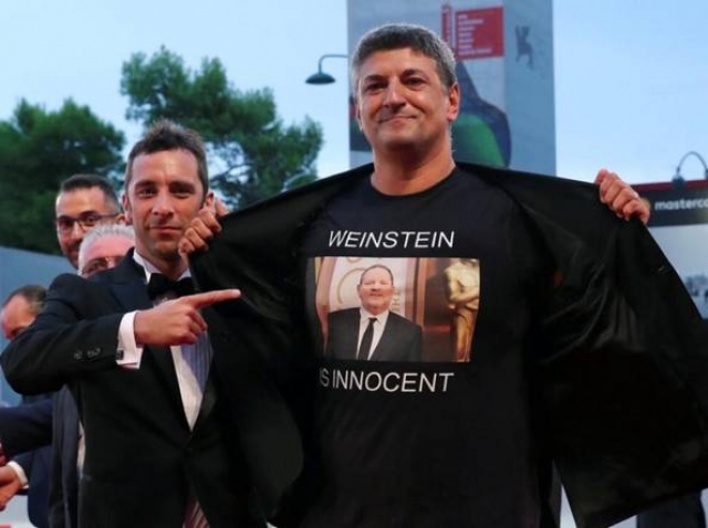 «Weinstein è innocente»: al Festival di Venezia maglietta choc