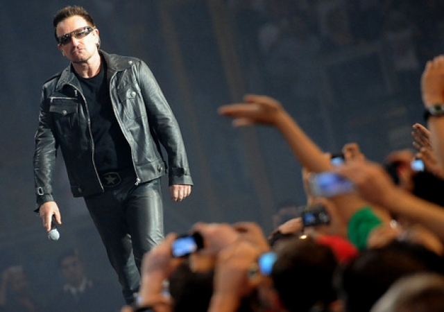 Bono Vox perde la voce, U2 interrompono concerto a Berlino