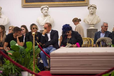 De Crescenzo, folla alla camera ardente in campidoglio De Crescenzo, folla alla camera ardente in campidoglio