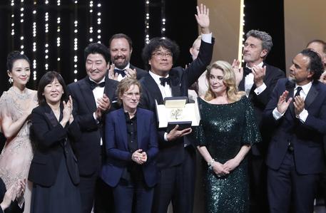 Cannes: Palma d'oro a Parasite di Bong Joon-ho. Banderas miglior attore
