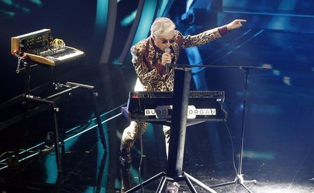 Colpo di scena a Sanremo, Bugo lascia il palco e salta l’esibizione con Morgan, SQUALIFICATI Colpo di scena a Sanremo, Bugo lascia il palco e salta l’esibizione con Morgan, SQUALIFICATI