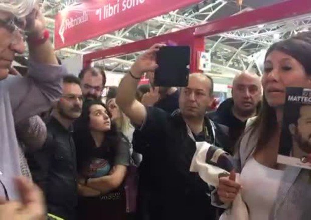 Salone Libro: Autrice libro su Salvini a stand alla Feltrinelli, intonata 'Bella Ciao'