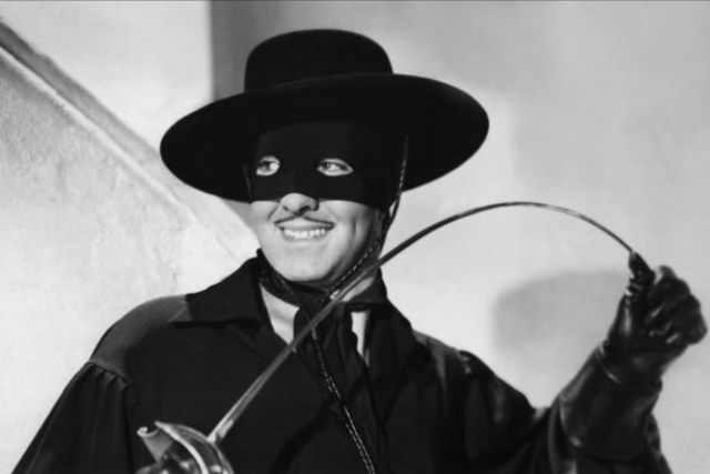 CULTURA. Zorro fa 100 anni, tra fumetti e film