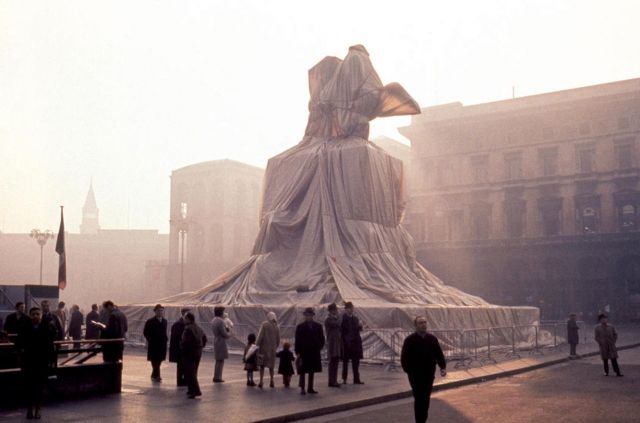 Christo and Jeanne-Claude, Wrapped Monument to Vittorio Emanuele II, Piazza del Duomo, Milan, Italy, 1970 Christo and Jeanne-Claude, Wrapped Monument to Vittorio Emanuele II, Piazza del Duomo, Milan, Italy, 1970