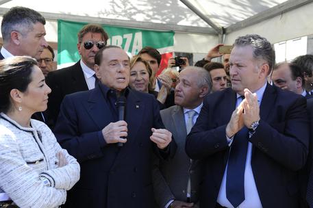 Berlusconi contro M5s: 'A Mediaset pulirebbero i cessi'