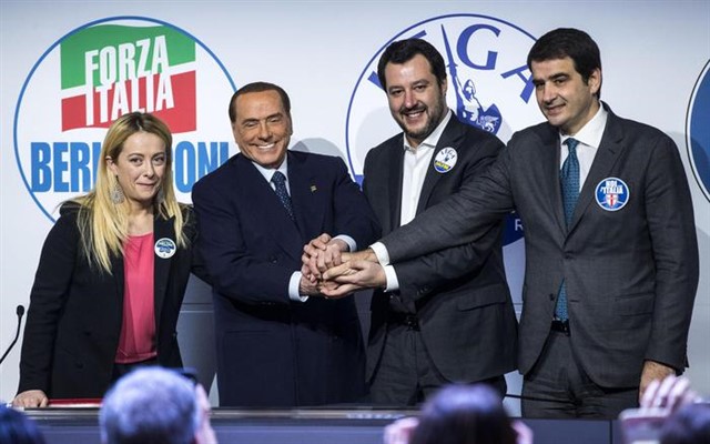 Centrodestra: Berlusconi, Salvini, Meloni, Fitto insieme sul palco Tempio Adriano