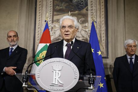 Governo, Conte rinuncia. Mattarella e il no a Savona: 'In gioco l'Italia nell'euro'. Capo dello Stato chiama Cottarelli