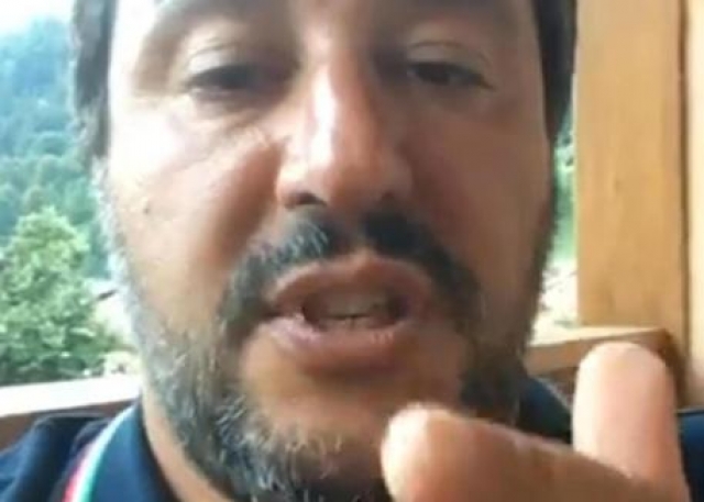 Salvini a figlia che spunta in diretta Fb, papa' sta lavorando