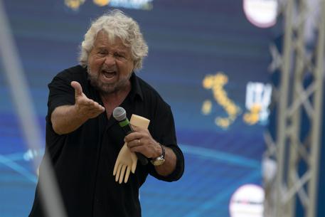 Grillo torna in campo: 'Mi elevo a salvare l'Italia da nuovi barbari'