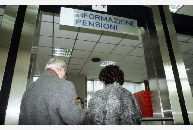 Decretone: la pensione di cittadinanza arriva anche cash, non su card
