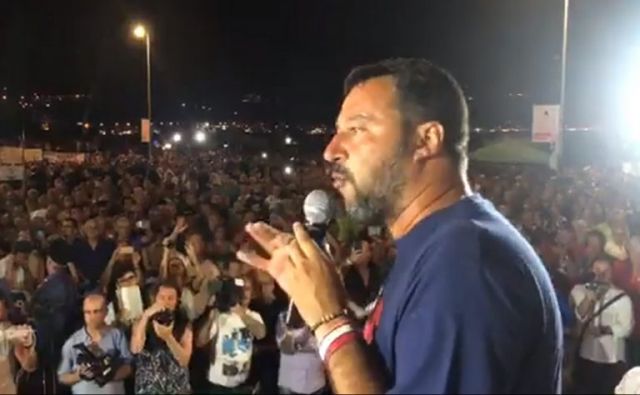 CALABRIA, rompono impianto audio di Salvini, ''Chiuderò campi rom e centri sociali in Calabria''