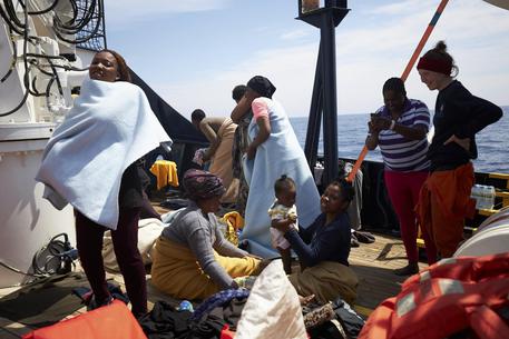 Migranti: Via libera a sbarco due donne e bimbi. Salvini: 'Si rifiutano di scendere'