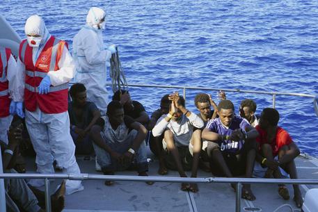 Open Arms: Salvini cede a Conte, i 27 minori sbarcano dalla nave Ong a Lampedusa