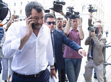 Salvini: 'Sea Watch ciondola nel mare, sulla pelle dei migranti'