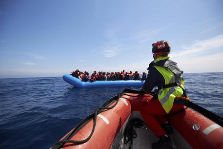 Nave tedesca soccorre 64 migranti. Salvini: "E ora vada ad Amburgo"