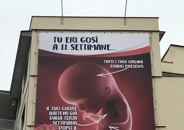 ROMA, bufera su manifesto antiabortista, 'rimuovetelo'