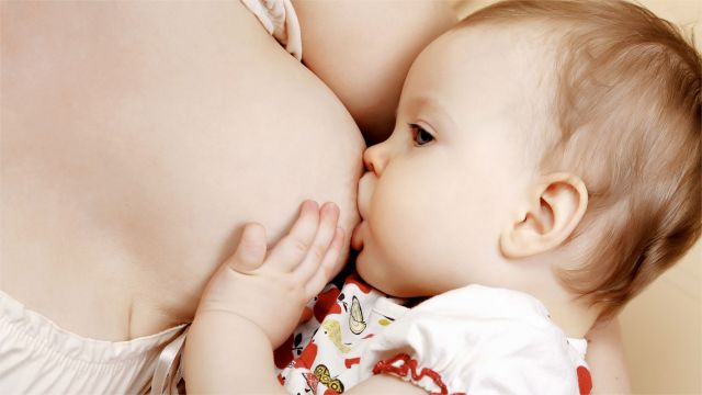 Allattare al seno: perche' fa bene alla salute del bebe' e della mamma