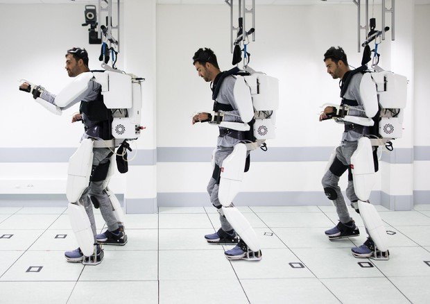 Uomo paralizzato cammina usando un esoscheletro col pensiero