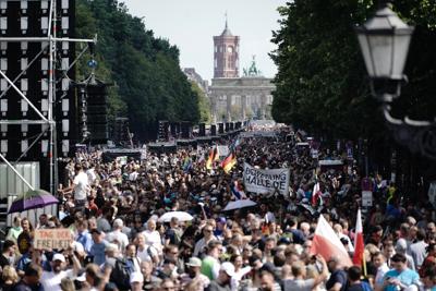 Covid, 'negazionisti' in piazza: 300 arresti a Berlino