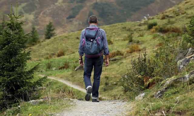 Camminare nella natura (e in autunno) fa bene a corpo e spirito: i motivi per farlo