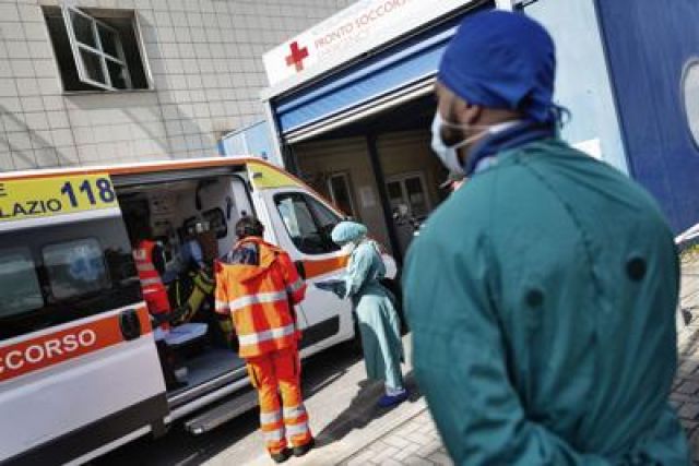 Covid, nuovi casi in aumento e altri 13 morti in Italia