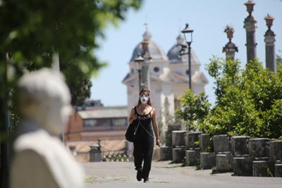 "Virus in atmosfera, bene mascherine all'aperto"