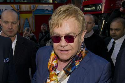 Codacons denuncia Elton John: "A Capri senza mascherina"