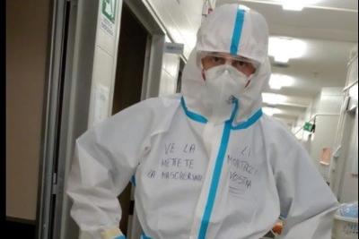 "Veniteme a dì che non c'è il Covid, nella tuta a 30 gradi ce stamo noi", lo sfogo dell'infermiere