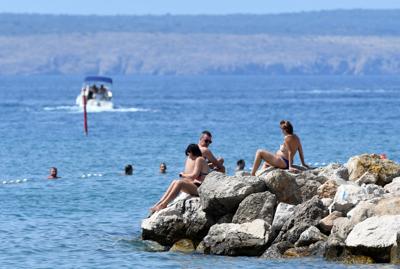 In Croazia il contagio non si ferma, ma "vita e turismo vanno avanti"