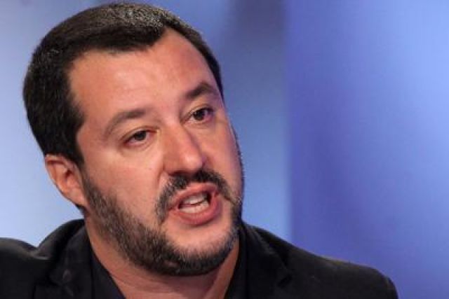 Migranti, Salvini: "Decine col Covid, colpa del governo"