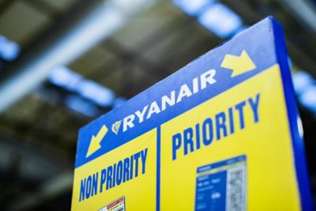 Ryanair contro divieto bagaglio a mano: "Espone a maggior contagio"