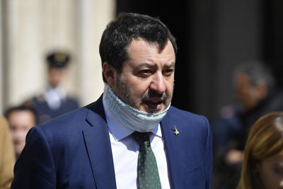 Salvini: "Italiani sotto sequestro, migranti in giro per l'Italia"