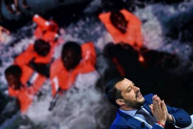 Salvini: "Fra migranti si moltiplicano positivi, governo ci mette in pericolo"