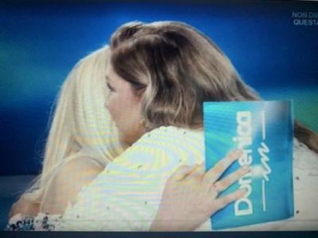 Mara Venier abbraccia Romina Power, twitter non perdona