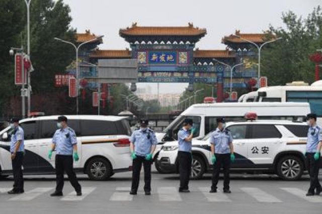 Focolaio in un mercato a Pechino, lockdown in aree vicine