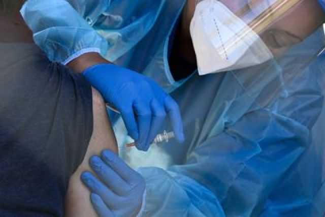 Vaccino covid in Italia, "verso somministrazione già a metà gennaio"