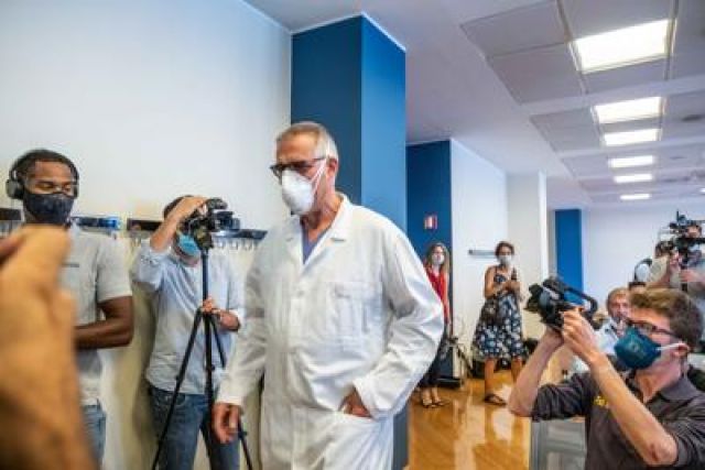 Zangrillo: "Fase nuova negli ospedali, il Covid si cura"